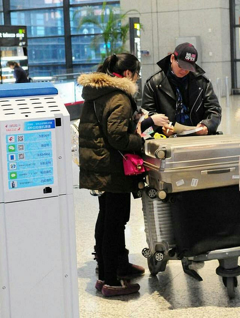 郑爽一家现身机场,老爸开心自拍,郑爽私服抢眼