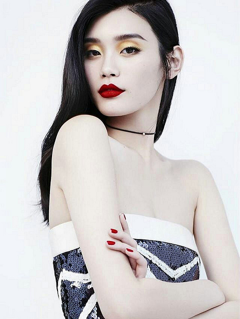 《时尚芭莎》2017年1月刊 : ming奚梦瑶 白皙肌肤,魅惑红唇.