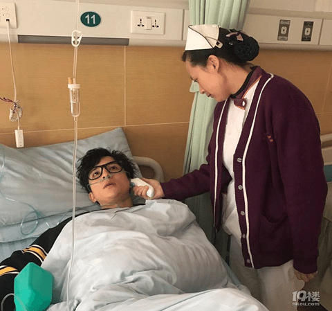 薛之谦暴病住院 打点滴虚弱出院面色苍白