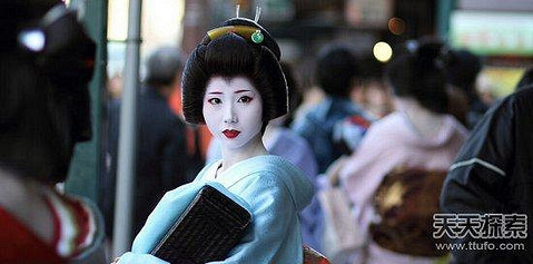 日本浓妆艳抹艺伎真实生活:卖艺不卖身