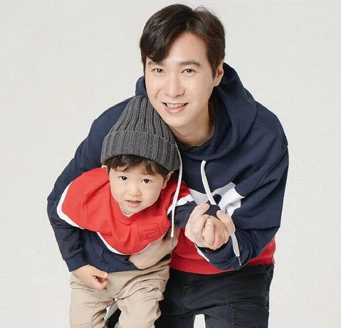 高志溶&升材首次合体拍摄父子画报 幸福模样大公开