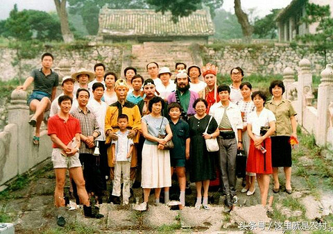 直击西游记剧组照:八戒船上向拍摄者打招呼,每