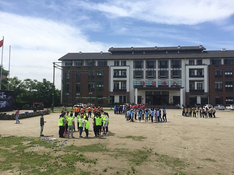 百人拓展训练集体挑战千次动力绳圈!