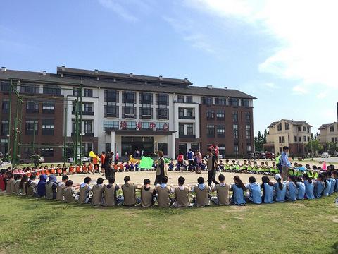 百人拓展训练集体挑战千次动力绳圈!