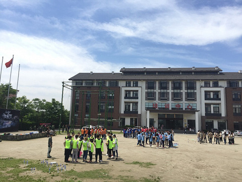 百人拓展训练集体挑战千次动力绳圈!