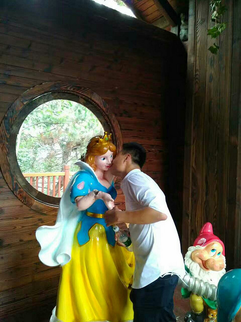 偷吻白霜公主没人看见吧?