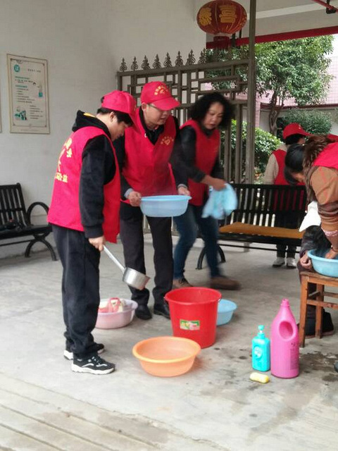 是怎么样的感触让这位老人发出:你们比自己的