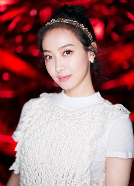 10年超级盛典,群星闪耀~杨幂中国风长裙显得