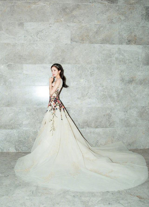 10年超级盛典,群星闪耀~杨幂中国风长裙显得