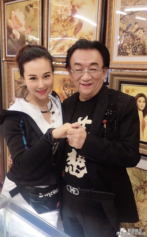 师徒俩抓手搂肩贴面的亲密照也不少