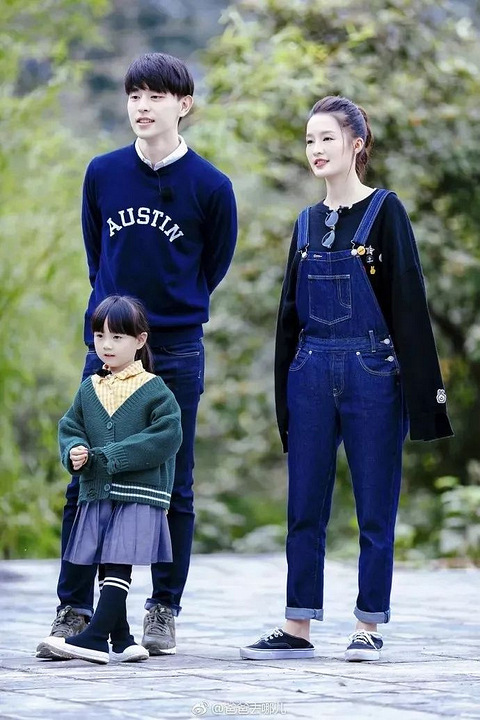 长相甜美的李沁一出场就身穿减龄的levis背带裤内搭akop.