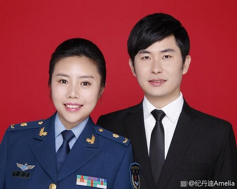 在和丈夫的结婚照上,纪敏佳也是穿着英姿飒爽的军装