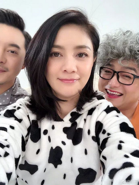 倒像是肚子里塞了什么东西,还有谐星沈南出镜,越看越觉得像是在录节目