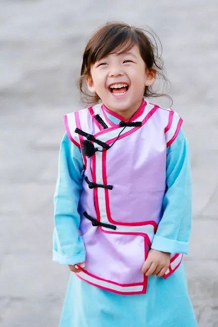 刘畊宏女儿小泡芙人见人爱,连一向酷爆的陈小春都被她融化.