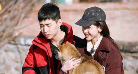 又一对假戏真做的情侣诞生了?手机屏保晒甜蜜合照,隔空示爱