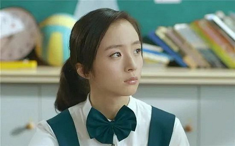 2017年,在电视剧《腾空之约》中,胡冰卿饰演女主角余小鱼,阴差阳错从