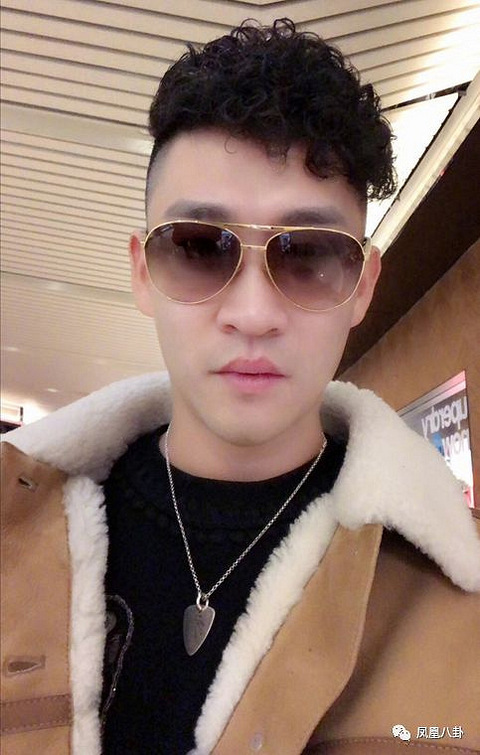 看见这张自拍,顿时想对他来一句"先生,快手抖音了解一下".