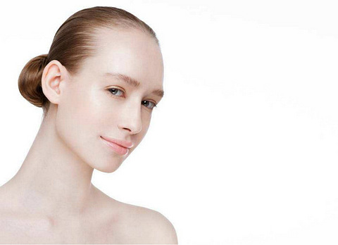 激素脸很干起皮,还长很多小红疹子,这些症状多