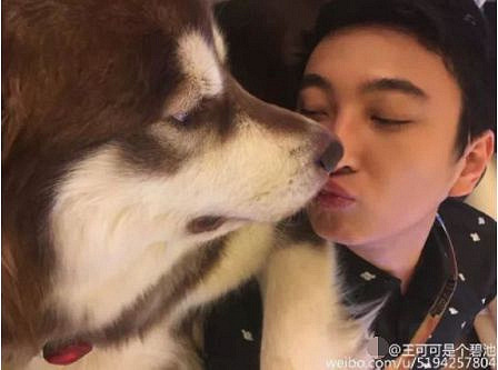 米咪和王思聪曾在去年7月被拍到一起在长沙逛街,当时两人手牵手,很是