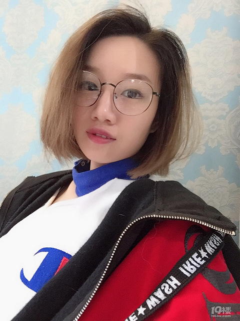 别看我外表光鲜亮丽,其实袜子已经掉到脚趾