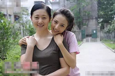 十年前杨幂佟丽娅给她当配角,如今整成蛇精脸