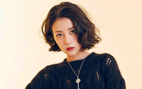 杨幂旗下的女艺人迪丽热巴李溪芮都是大长腿,