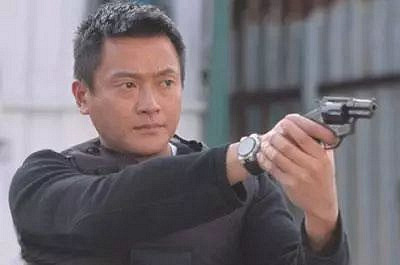 香港重案组干警程峰,还与女二号饰演陈三元的滕丽名假戏真做,成为现实