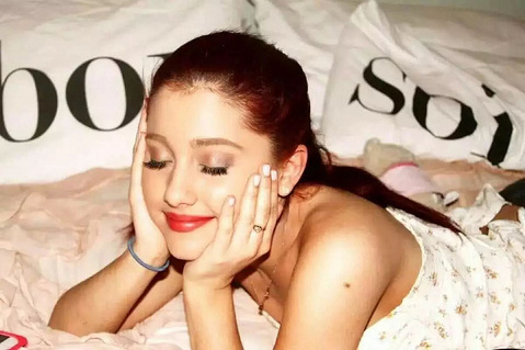 相恋一个月就火速订婚!这枚硕大的钻戒是真滴