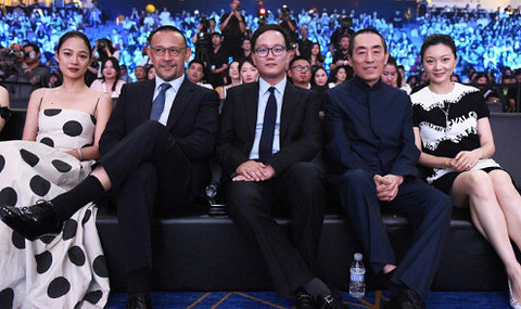 同时,李冰冰的座位铭牌却出现在了第二排,冯绍峰和马思纯之间