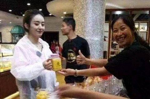 赵丽颖素颜逛超市无人认,收银员:我以为是假的