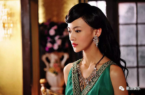 她原名叫邓君逸,早前还参加过《一帘幽梦》的选秀.