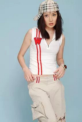 的时候她还叫周鹏,唱的是欢快曲风的歌曲,比如《咚巴拉》,《自己美》