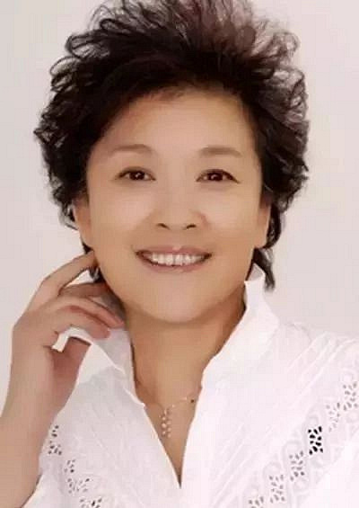 她是老年甄嬛,为了拍戏选择流产,在当奶奶的年纪当上了母亲