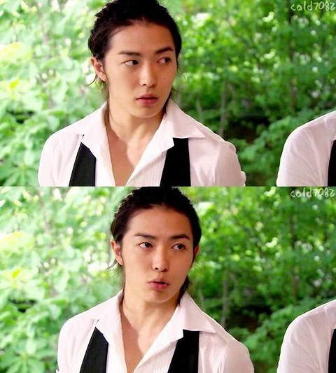 而且非常巧合的是,在《鬼客》出演男一号的金东旭,也是金材昱当年在