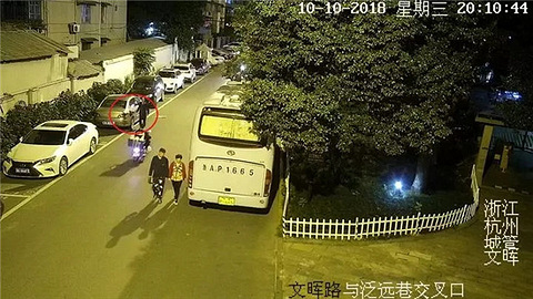 暗中调整监控视角