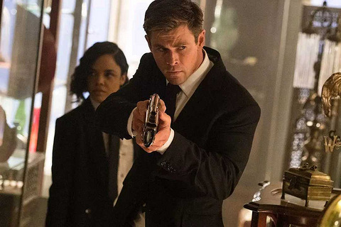 61岁潘长江与女儿拍变装视频,手拿玩具枪cosp