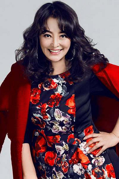 曾扬言不嫁中国人,嫁了三个外国老公都被抛弃