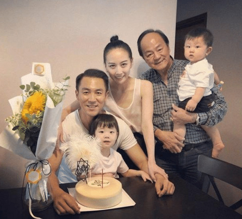 包青天狄龙在家庆祝73岁生日 搂着两位爱孙笑