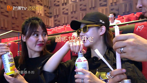 睡醒素颜脸又油又黄!戚薇生理期肚子疼,李承铉