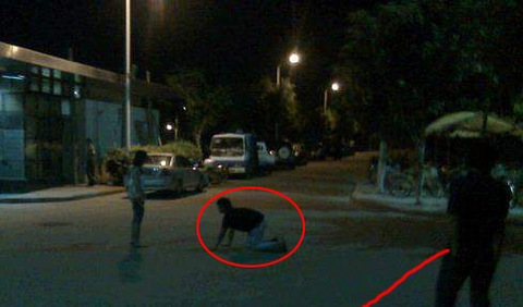 男生给女生磕头又下跪