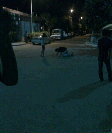 男生给女生磕头又下跪