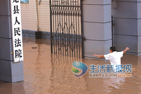 云南马龙被淹县城6000多房屋垮塌\/云南马龙县