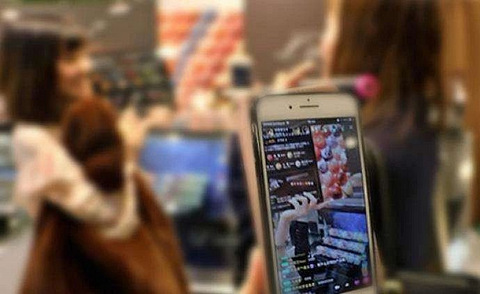 53岁大叔打赏女主播77万,妻子急得告上了法庭