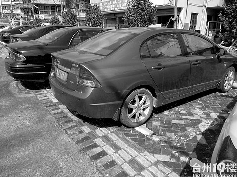 规矩停车被贴罚单?车位过短正常停车也会压到