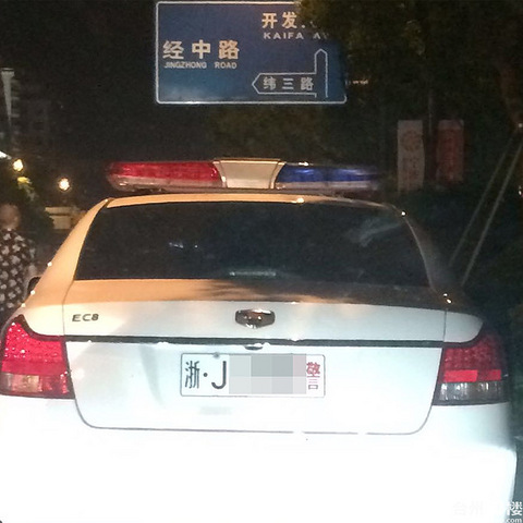 欧尚那边晚上交警8点多了还在贴罚单 关键他们