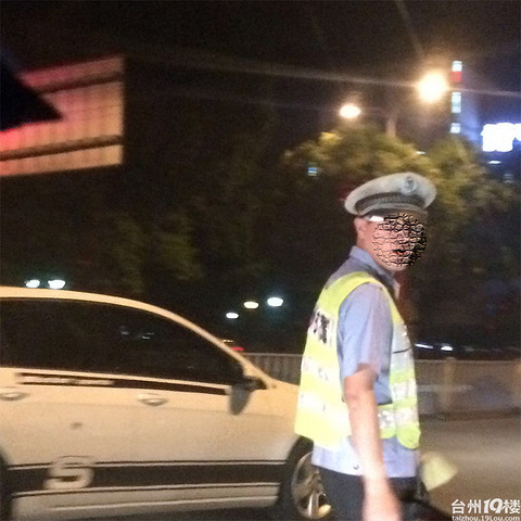 欧尚那边晚上交警8点多了还在贴罚单 关键他们