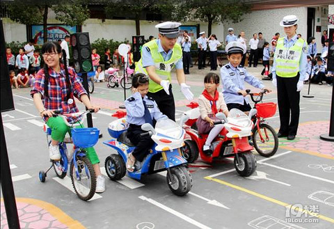 为了孩子的交通安全,交警蜀黍居然做了这样的