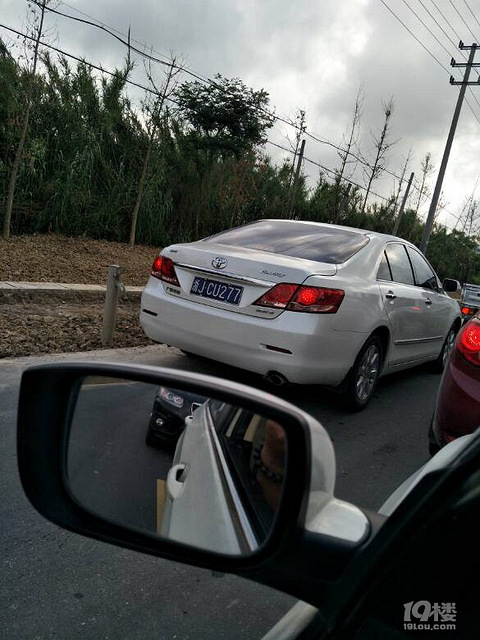 总有没带脑子出门的,一堵车就逆向加塞…