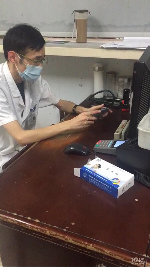 黄岩第一人民医院急诊儿科医生只知道玩手机