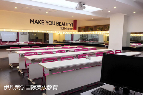 西安化妆培训班学费多少、西安伊凡美学美甲培